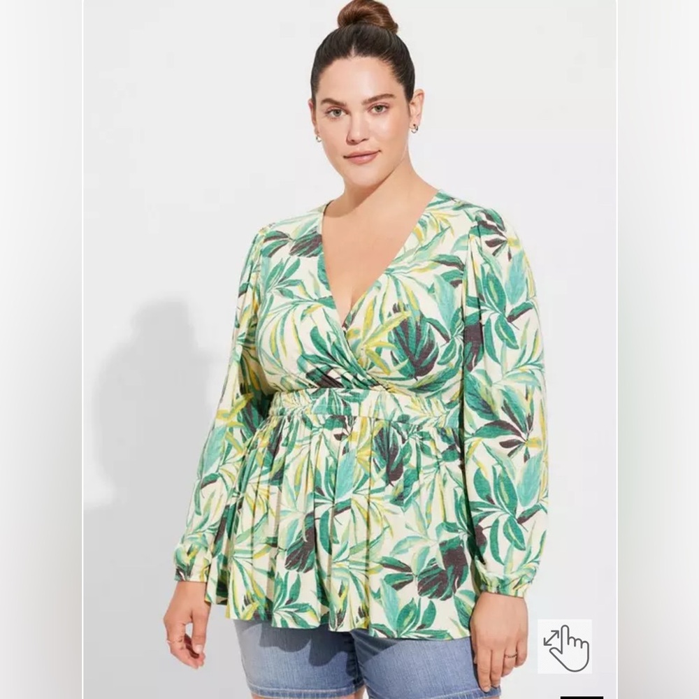Torrid Textured Knit Surplice Puff Sleeve
Babydoll Top.Size 1